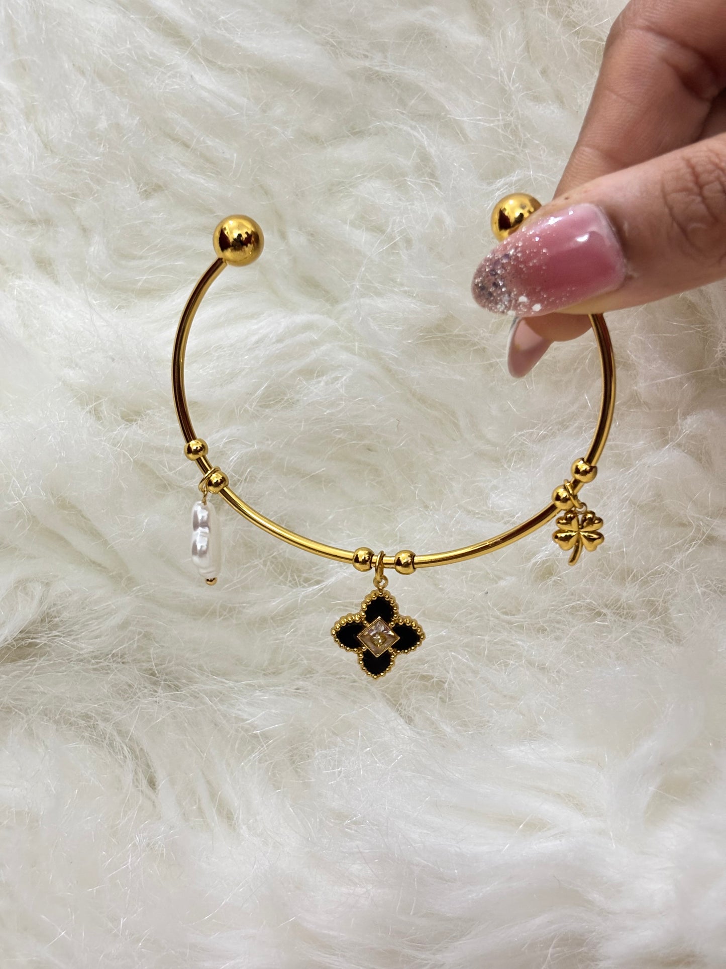 Anti-tarnish black floral pendant Bracelet