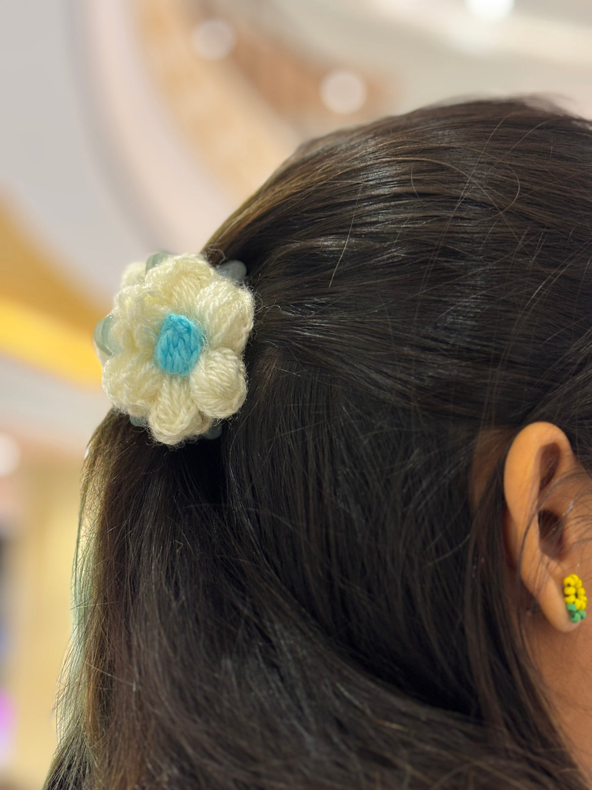 Crochet Clutcher | Puff Flower White | Blue Dot