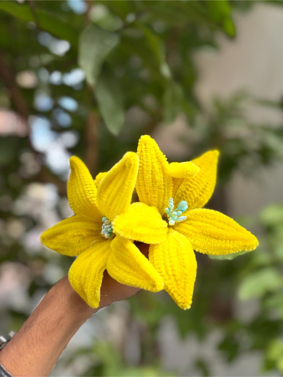 Lilly Fuzzy Flower | Yellow