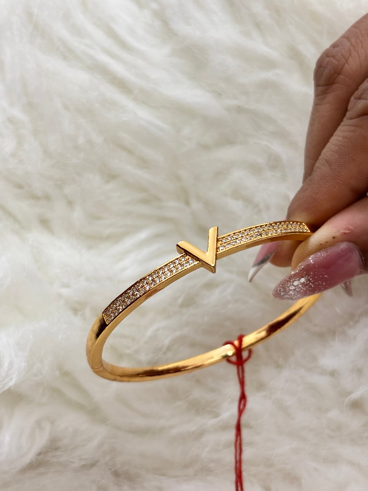 Anti-tarnish V diamond Bracelet