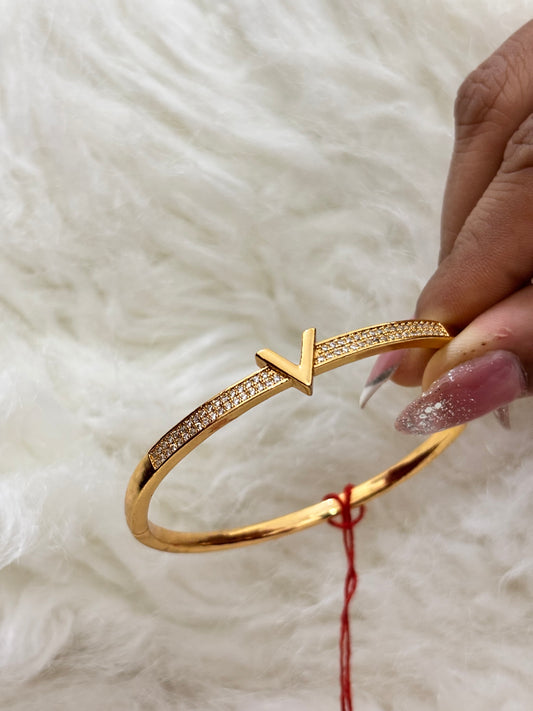 Anti-tarnish V diamond Bracelet