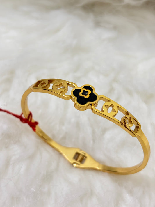 Anti-tarnish black quartz floral design bracelet