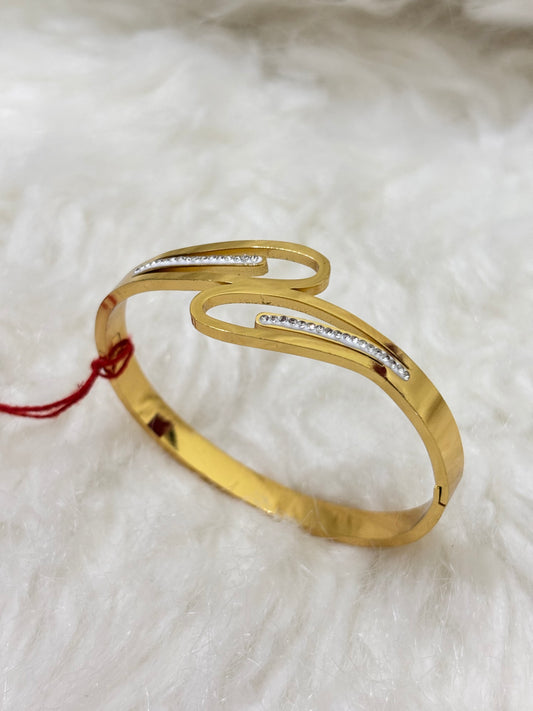 Anti-tarnish curved diamond bracelet