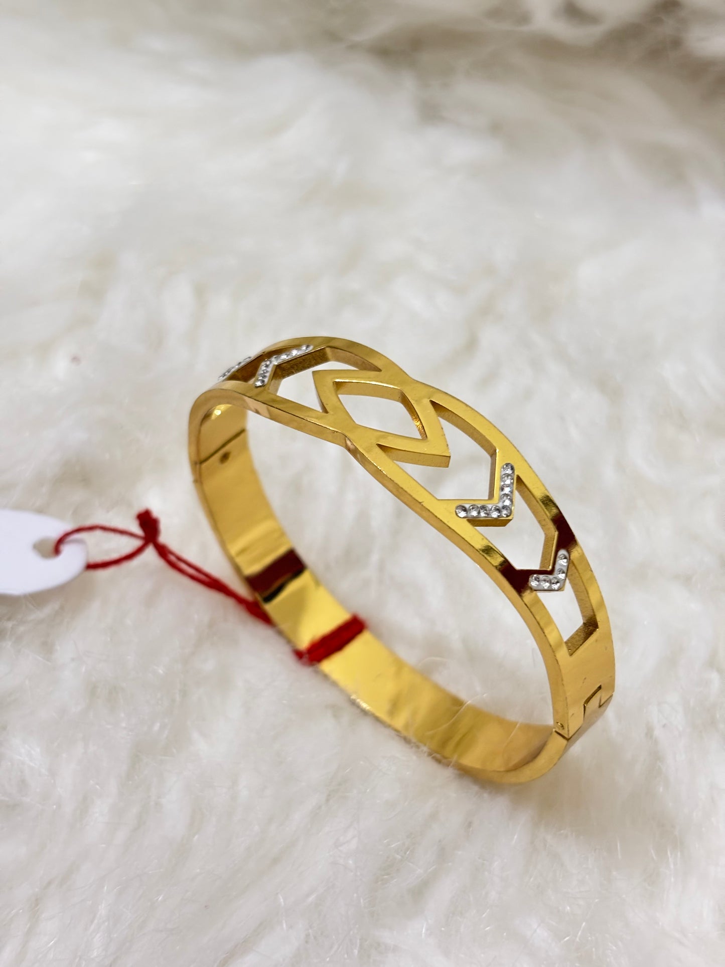 Anti-tarnish diamond arrow bracelet