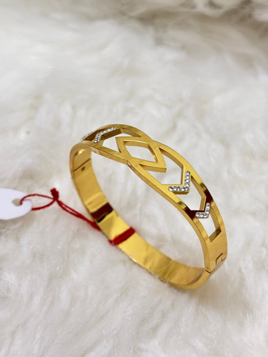 Anti-tarnish diamond arrow bracelet