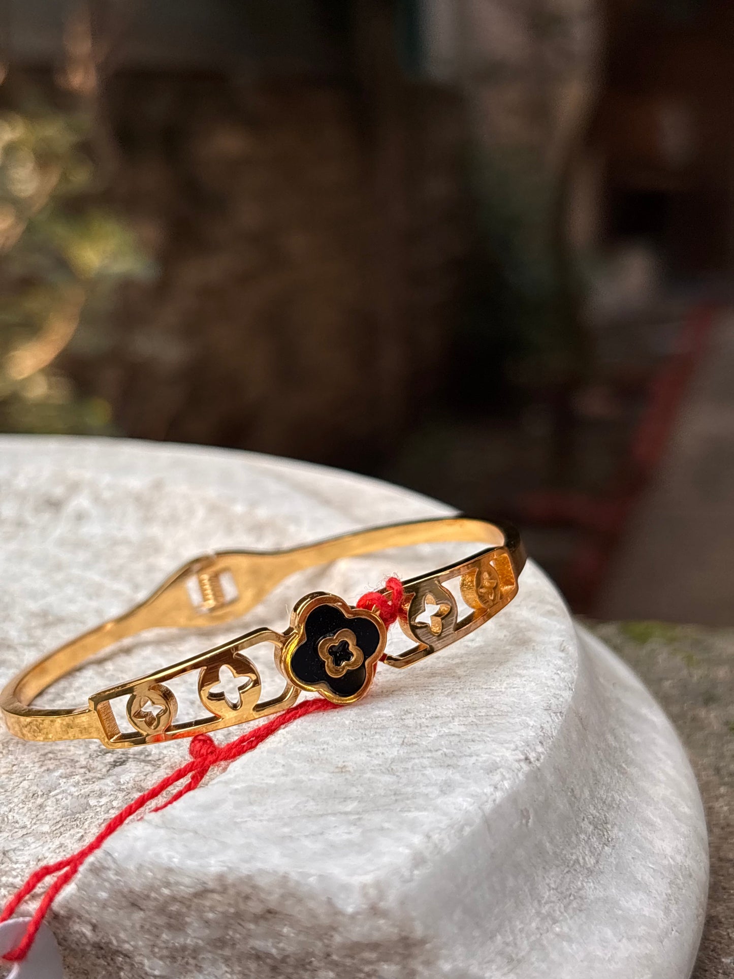 Gold Bracelet with Black Clover Charm – Anti-Tarnish