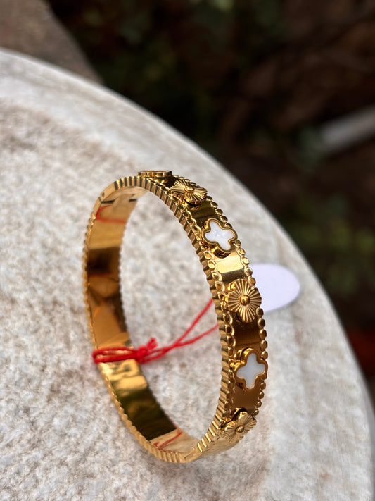 Gold Floral Clover Bracelet – Anti-Tarnish