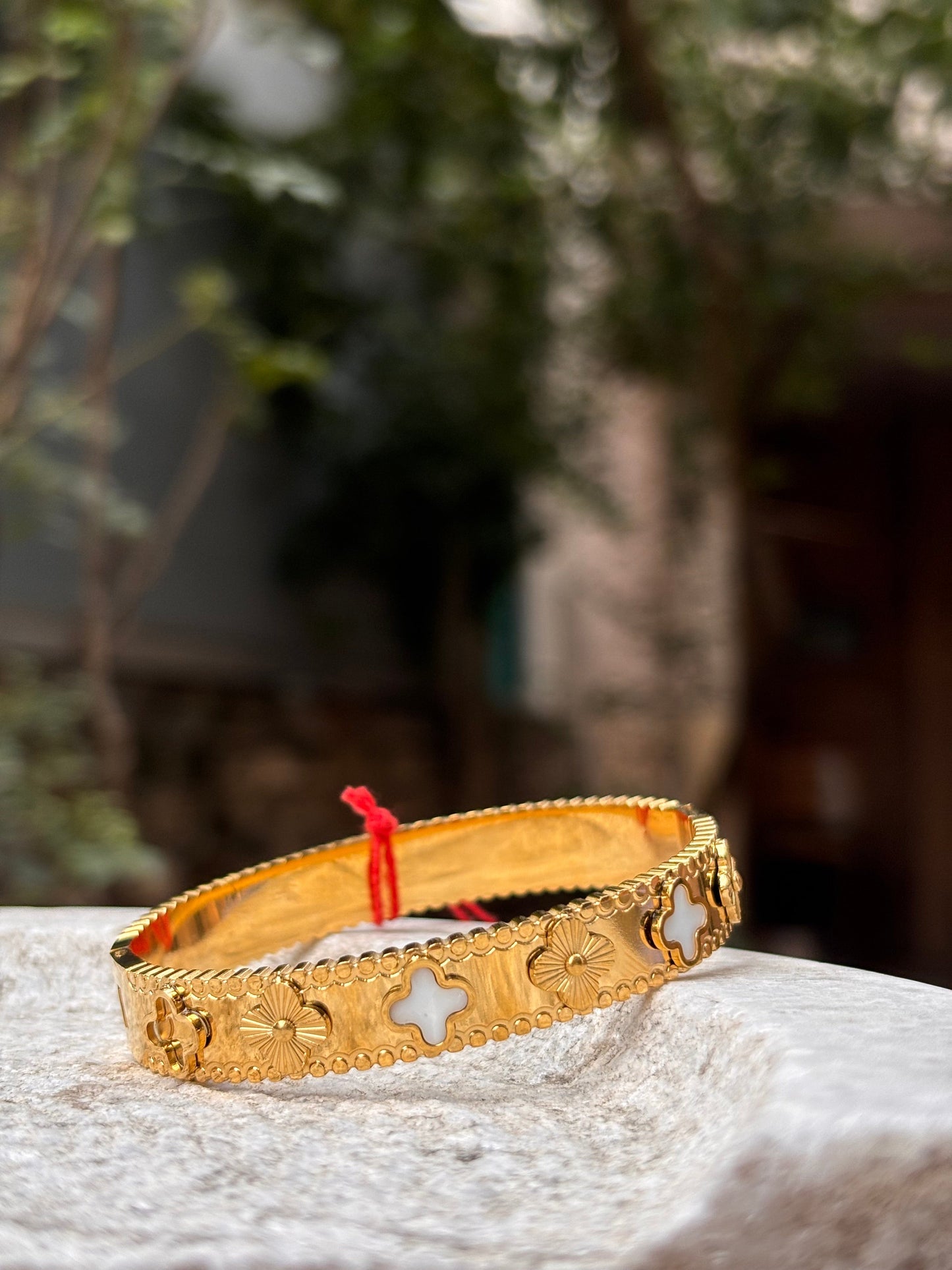 Gold Floral Clover Bracelet – Anti-Tarnish
