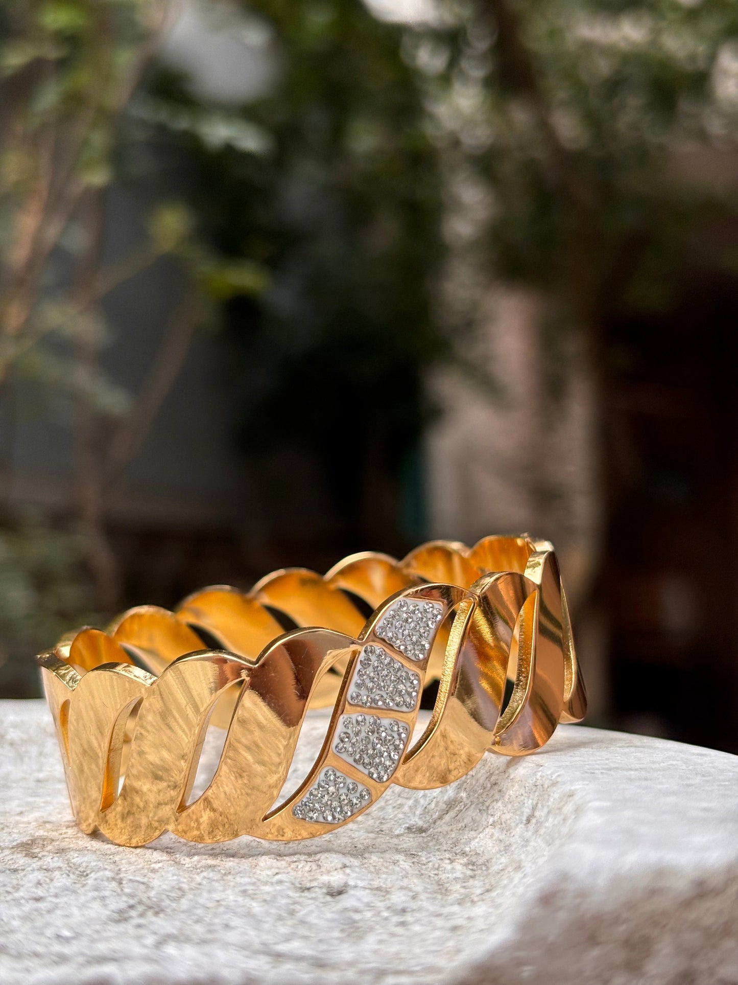 Gold Leaf Twist Bracelet with Stones – Anti-Tarnish