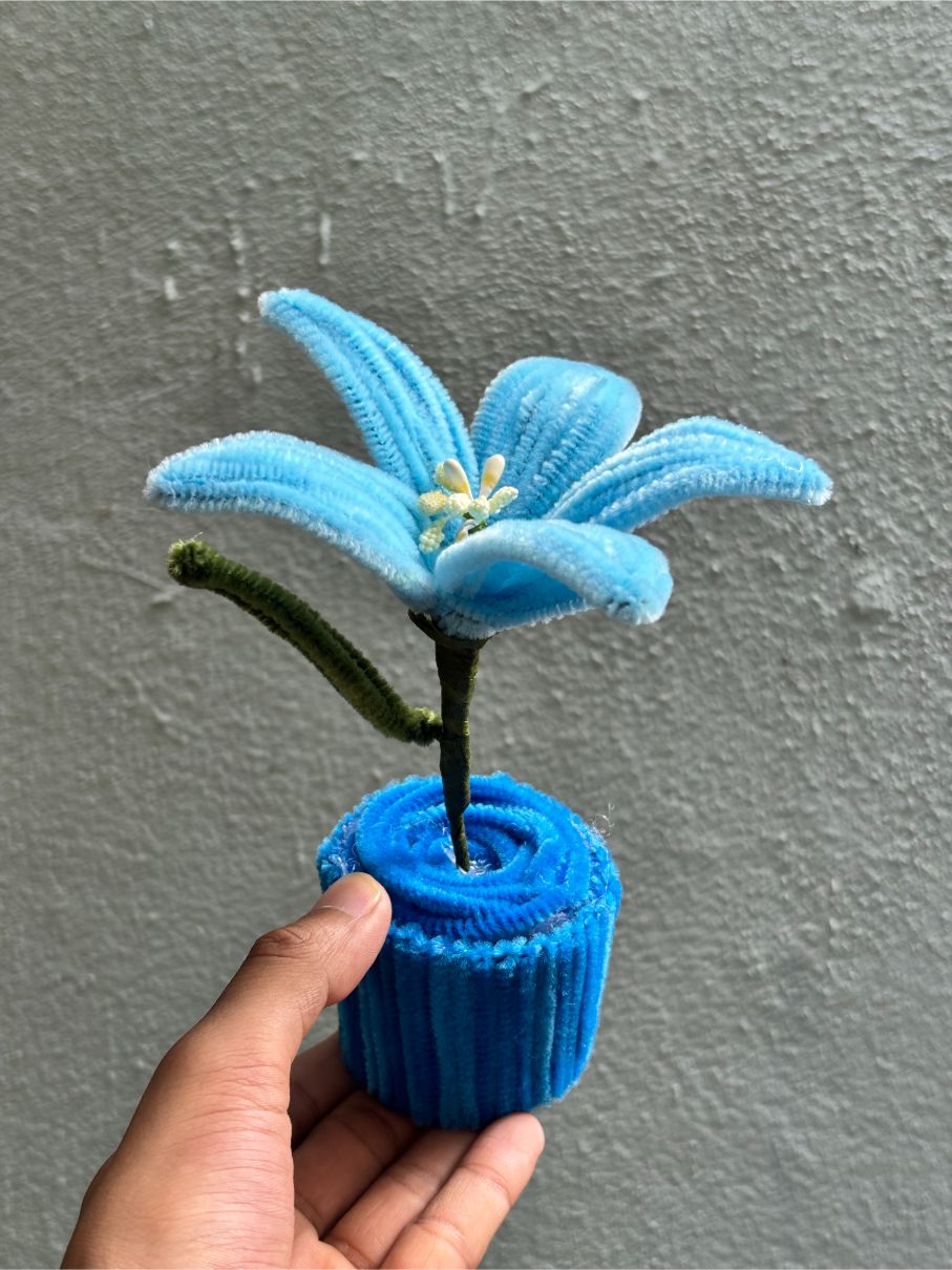 Lilly Fuzzy Flower Pot | Blue