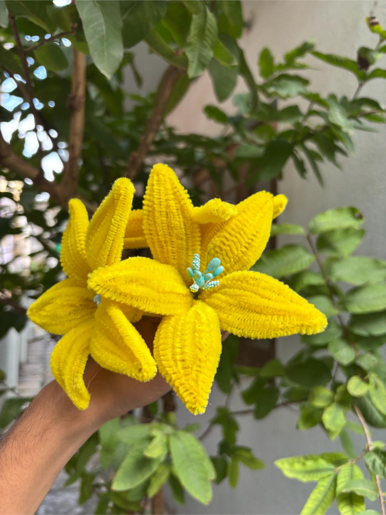 Lilly Fuzzy Flower | Yellow