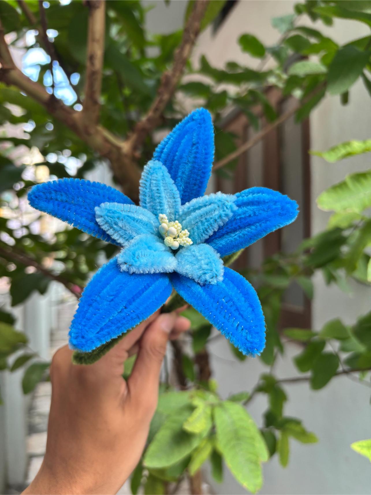 Lilly Fuzzy Flower | Multi Shade Blue