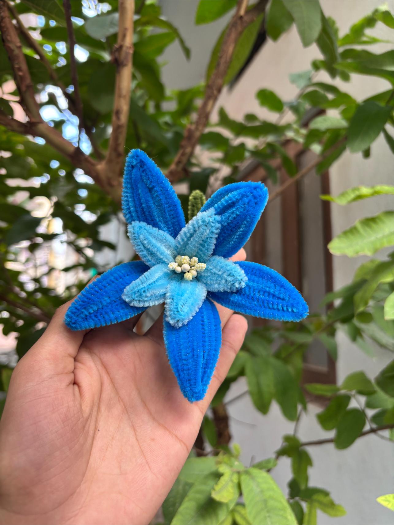 Lilly Fuzzy Flower | Multi Shade Blue