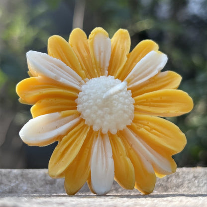 White Yellow Daisy Scented Candle
